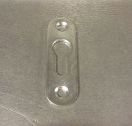 Závesné kovanie,bajonet(kľúčová dierka),ovalné,15,5x45x1,5mm,skrutka
